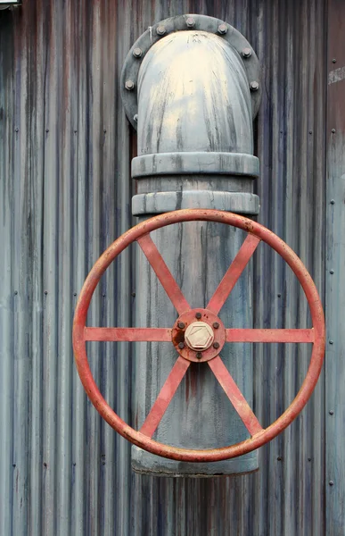 Großes rotes Radventil mit Rohr — Stockfoto