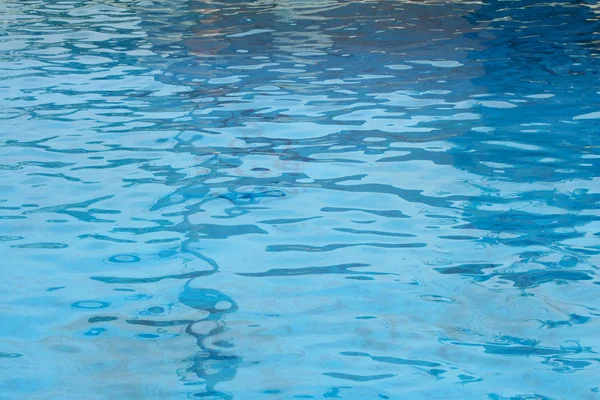 Jasné modré bazénové vody — Stock fotografie