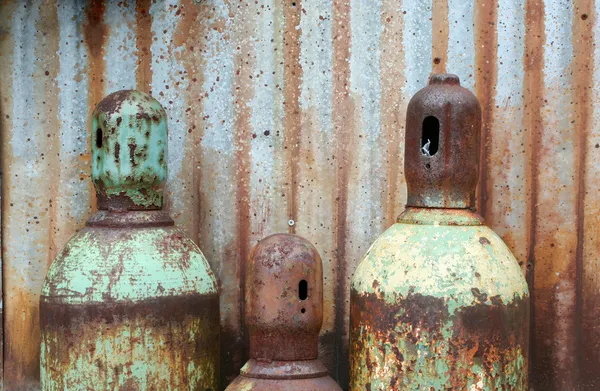 生锈的乙炔和氧气罐 — 图库照片