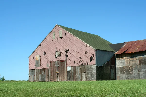 Old barn with grass and blue sky — Stockfoto