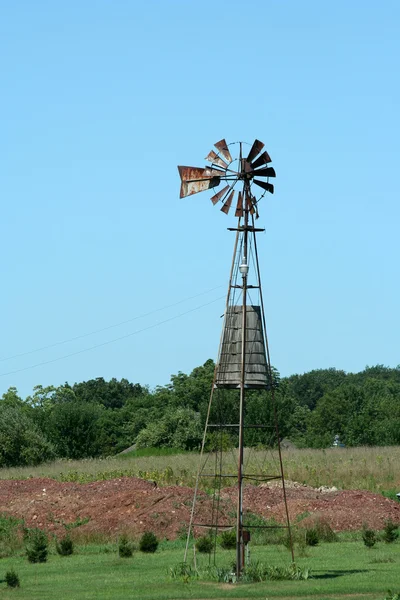 Moinho de vento velho em uma fazenda — Fotografia de Stock