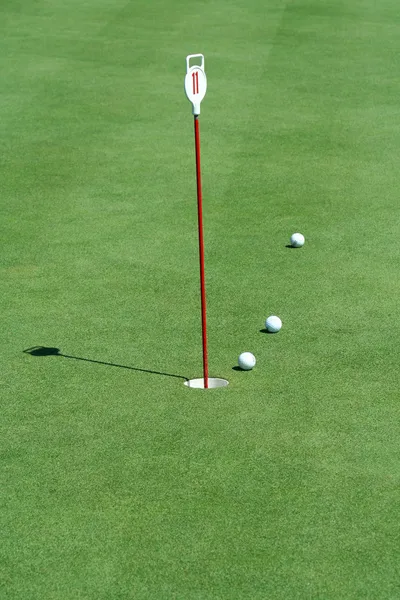 Практика покласти зелений з м'ячами для гольфу — стокове фото