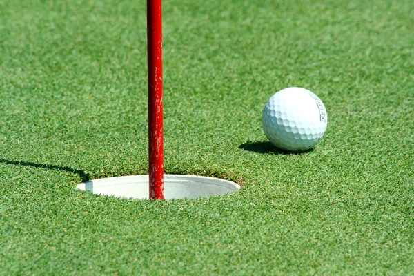 Golfboll nära koppen — Stockfoto