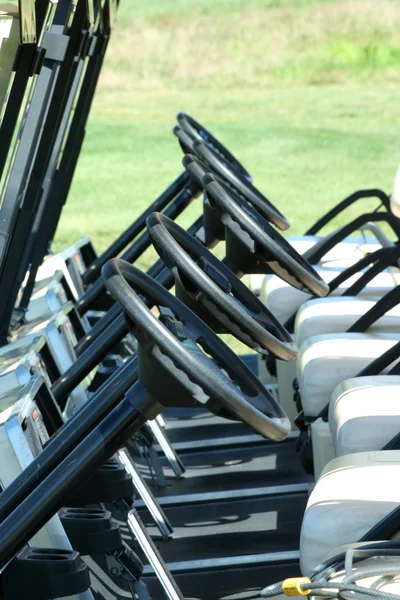 Vista interior de una fila de carritos de golf —  Fotos de Stock