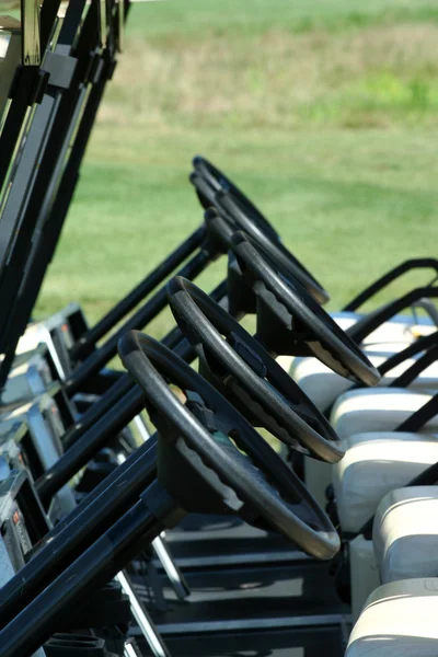 Vue intérieure d'une rangée de voiturettes de golf — Photo
