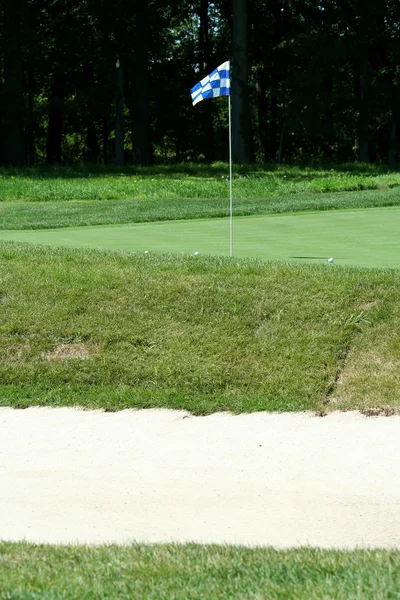 Golfplatz mit Bunker im Vordergrund — Stockfoto