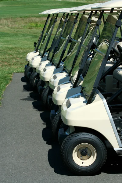 Vue de face d'une rangée de voiturettes de golf — Photo