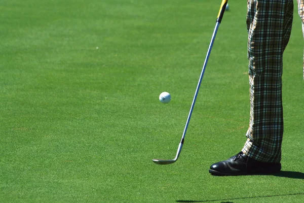 Golfer jongliert mit einem Golfball — Stockfoto