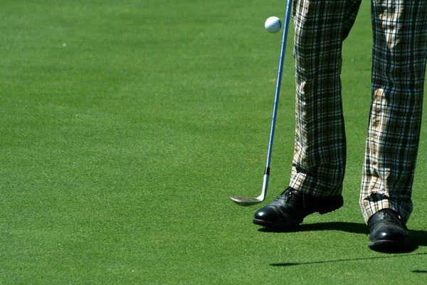 Golfista žonglování golfový míček s retro p — Stock fotografie