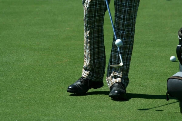 Golfista malabares una pelota de golf con retro p —  Fotos de Stock