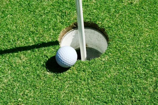 Μπάλα του γκολφ σε πράσινο κοντά τρύπα — Φωτογραφία Αρχείου