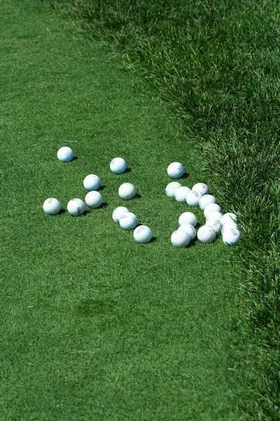 Практика мячи для гольфа вблизи грубой — стоковое фото