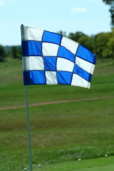 Yeşil mavi ve beyaz golf delik bayrağı — Stok fotoğraf