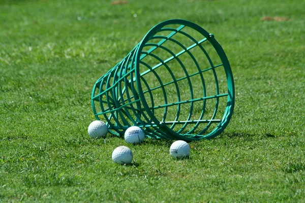 Gemorste emmer praktijk golfballen — Stockfoto