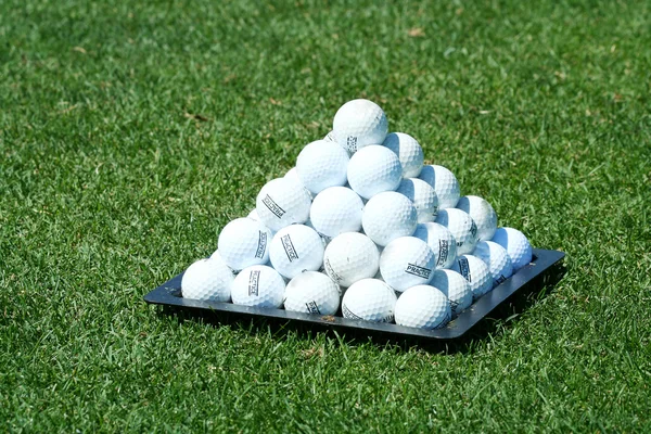 Golf bal piramide — Stockfoto