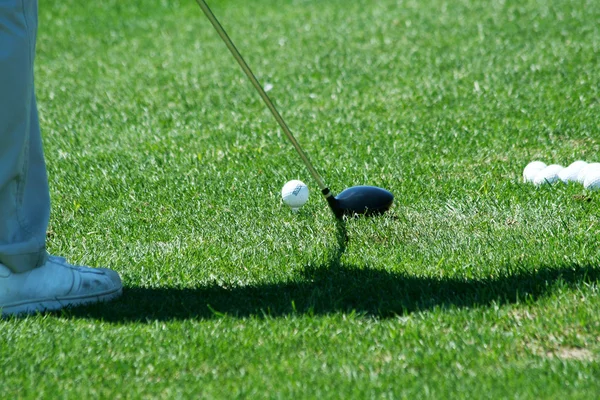 Golfeur s'adressant à la balle — Photo