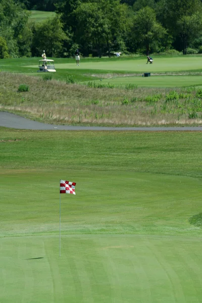 Golf grün mit roter Fahne — Stockfoto