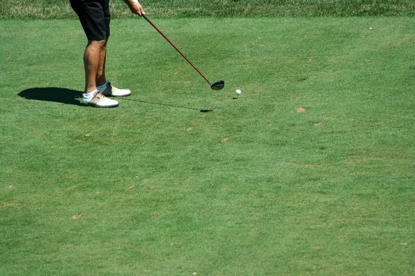 Golfista teeing off com um motorista — Fotografia de Stock