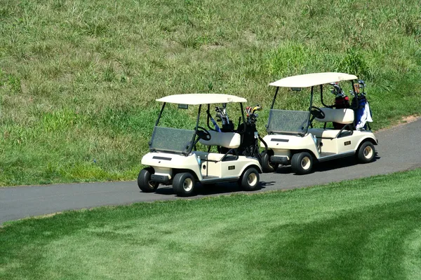 Deux voiturettes de golf sur le chemin de chariot — Photo