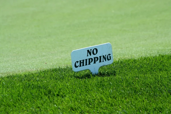 Inga chipping tecken på en praxis gröna — Stockfoto