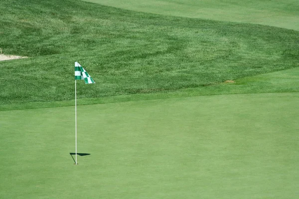 A Glof flag on a green with fairway — Stock Photo, Image