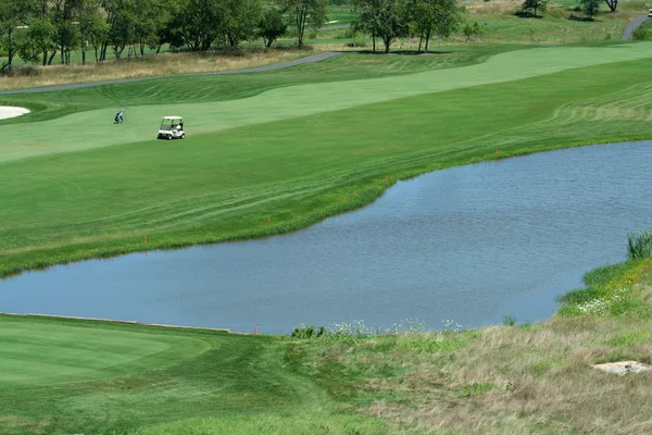 Golfbanan fairway med vatten hazzard — Stockfoto
