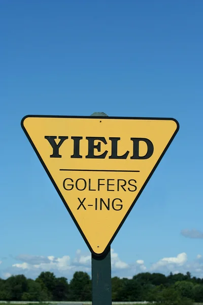 产量的高尔夫球手道口标志 — 图库照片