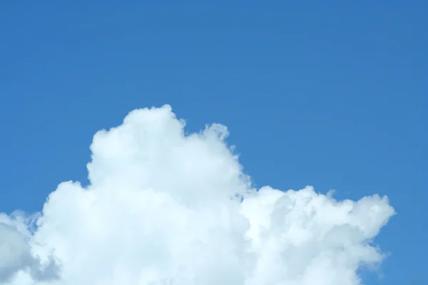 Nuvola bianca gonfia con cielo blu — Foto Stock