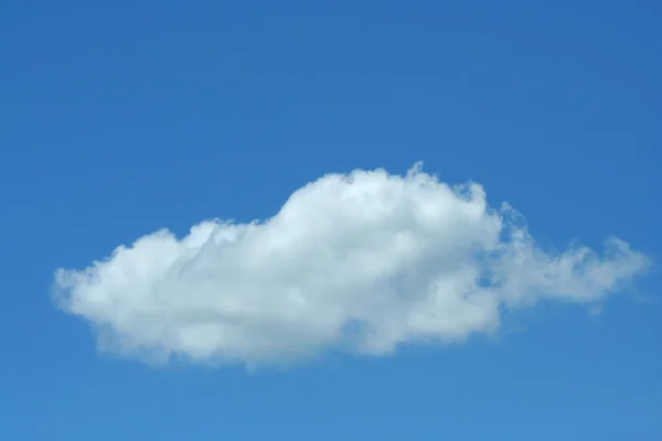 Nuvem branca inchada com céu azul — Fotografia de Stock