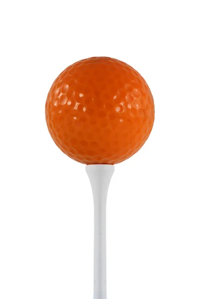 Geïsoleerde oranje golfbal op een witte tee — Stockfoto