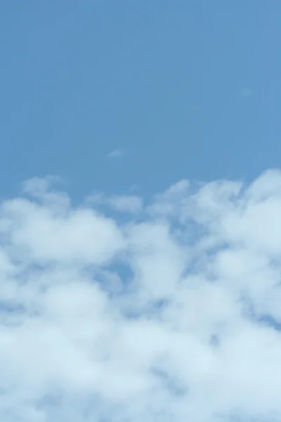 Wolken tegen een blauwe lucht — Stockfoto