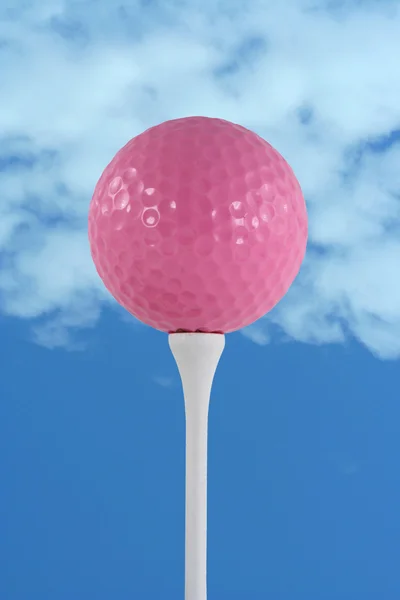 Pallina da golf rosa contro il cielo blu — Foto Stock