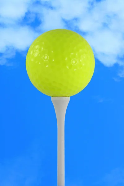 Bola de golfe amarelo contra o céu azul — Fotografia de Stock