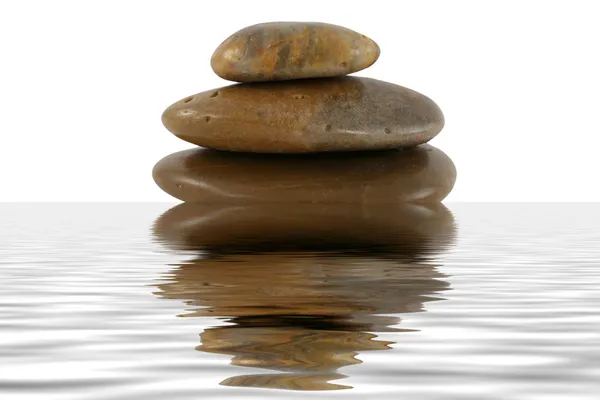 Stapel zen rotsen met water reflectie — Stockfoto