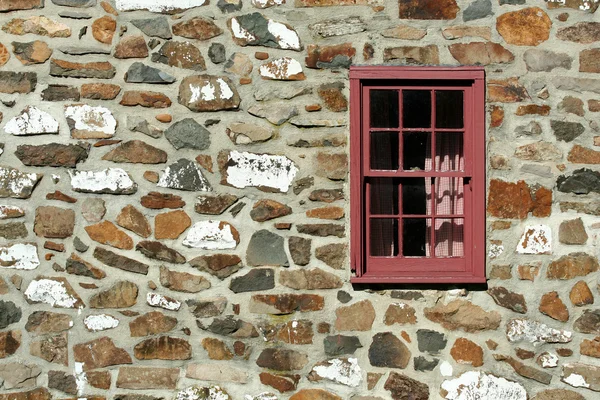 Старий кам'яний будинок з вікном — стокове фото
