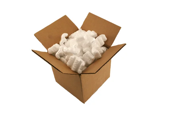 Caja de cartón con cacahuetes de embalaje —  Fotos de Stock