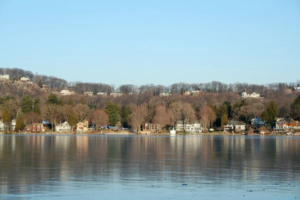 Houses on a frozen lake — Stock Photo, Image