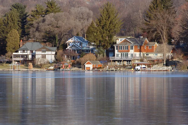 Häuser an einem zugefrorenen See — Stockfoto