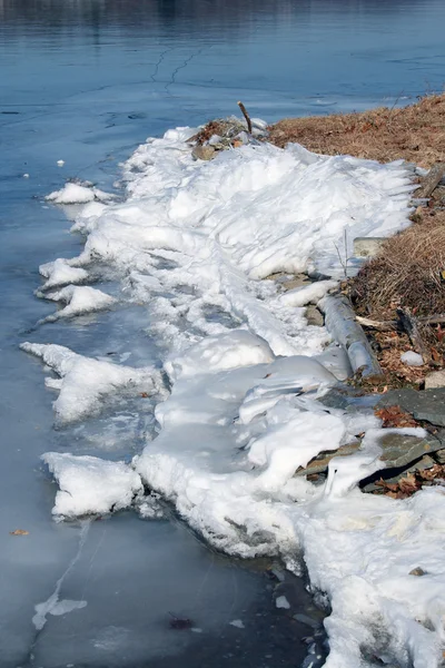 Orilla de un lago congelado —  Fotos de Stock