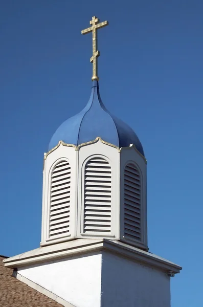 Iglesia campanario contra un cielo azul — Foto de Stock