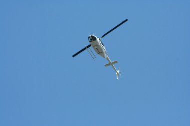 Mavi gökyüzü karşı izole helikopter