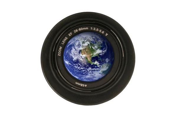 카메라 렌즈 유리에 지구 — 스톡 사진