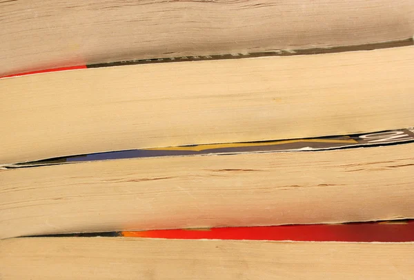 Dört kağıt kapaklı kitap arka planda yığılmış — Stok fotoğraf