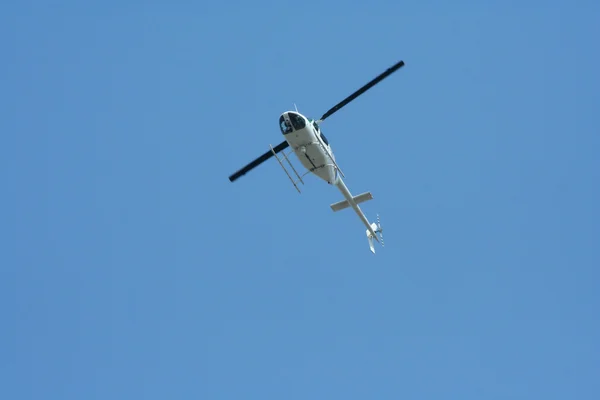 Helikopter na białym tle przeciw błękitne niebo — Zdjęcie stockowe