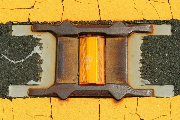 Bir yol reflektör şerit marker — Stok fotoğraf