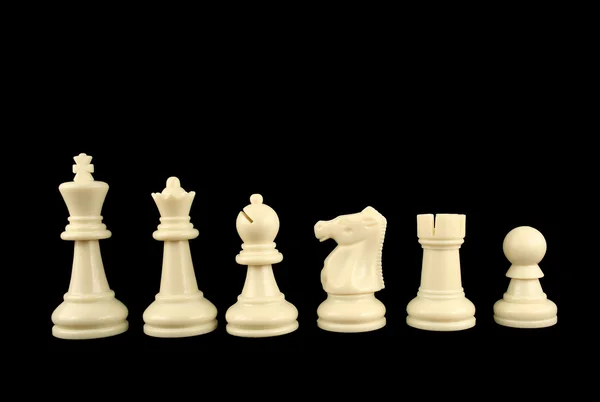 Vit schackpjäser på svart bakgrund — Stockfoto