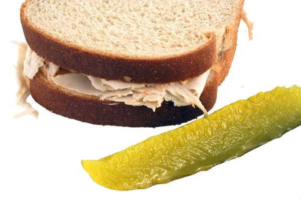 孤立した七面鳥のサンドイッチのピクルスと — ストック写真