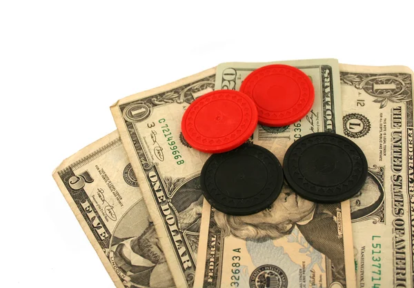 Dinheiro isolado e fichas de poker — Fotografia de Stock