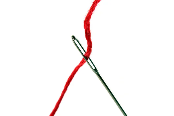 针和红色的线程 — 图库照片