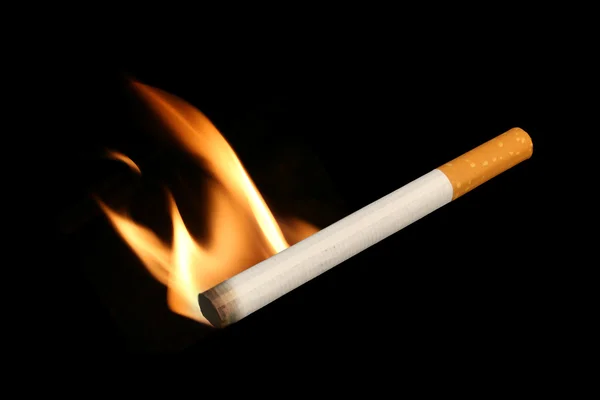 Sigaretta isolata su sfondo nero — Foto Stock